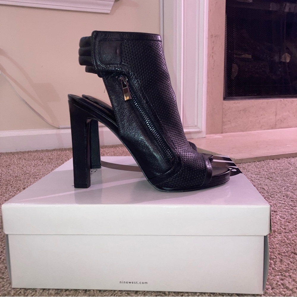 Nine West Black Tiptoe Booties Size 8.5 - Picture 2 of 9